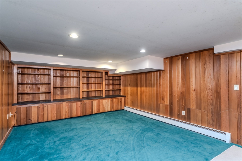 Holyoke, Massachusetts 01040, United States, 4 Bedrooms Bedrooms, ,3 BathroomsBathrooms,Residential,Active,131108