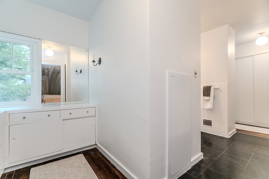 Holyoke, Massachusetts 01040, United States, 4 Bedrooms Bedrooms, ,3 BathroomsBathrooms,Residential,Active,131108