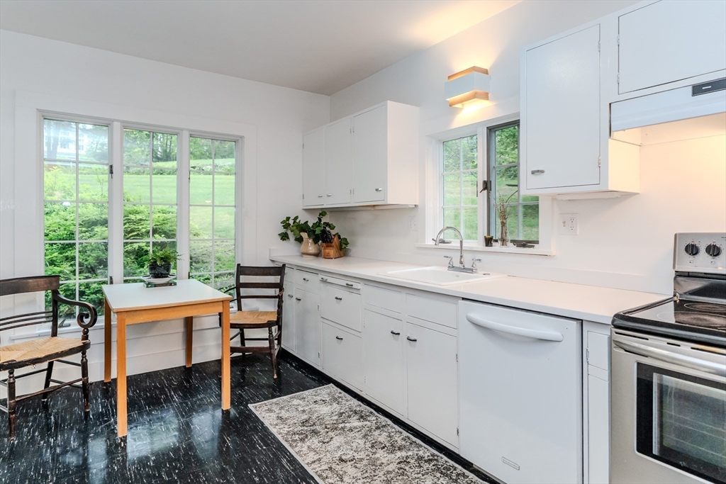 Holyoke, Massachusetts 01040, United States, 4 Bedrooms Bedrooms, ,3 BathroomsBathrooms,Residential,Active,131108