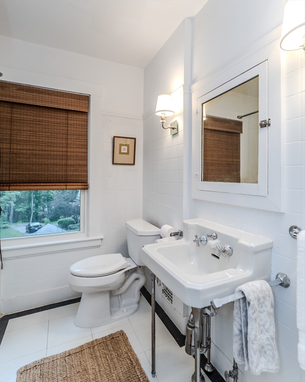 Holyoke, Massachusetts 01040, United States, 4 Bedrooms Bedrooms, ,3 BathroomsBathrooms,Residential,Active,131108