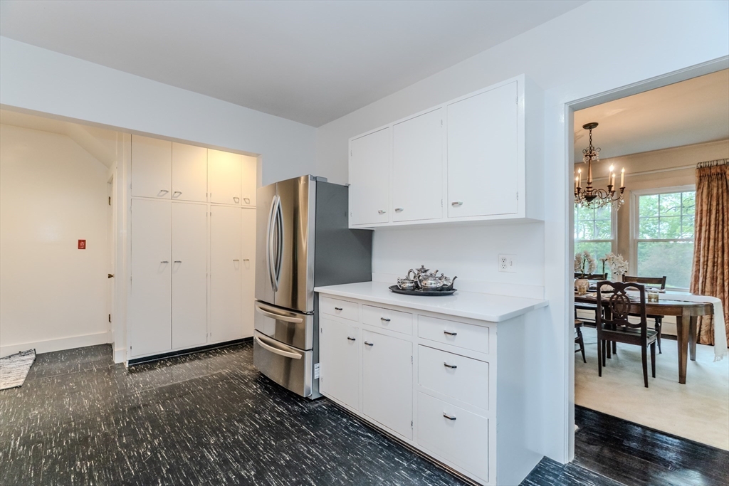 Holyoke, Massachusetts 01040, United States, 4 Bedrooms Bedrooms, ,3 BathroomsBathrooms,Residential,Active,131108