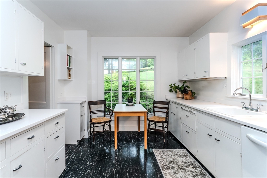 Holyoke, Massachusetts 01040, United States, 4 Bedrooms Bedrooms, ,3 BathroomsBathrooms,Residential,Active,131108