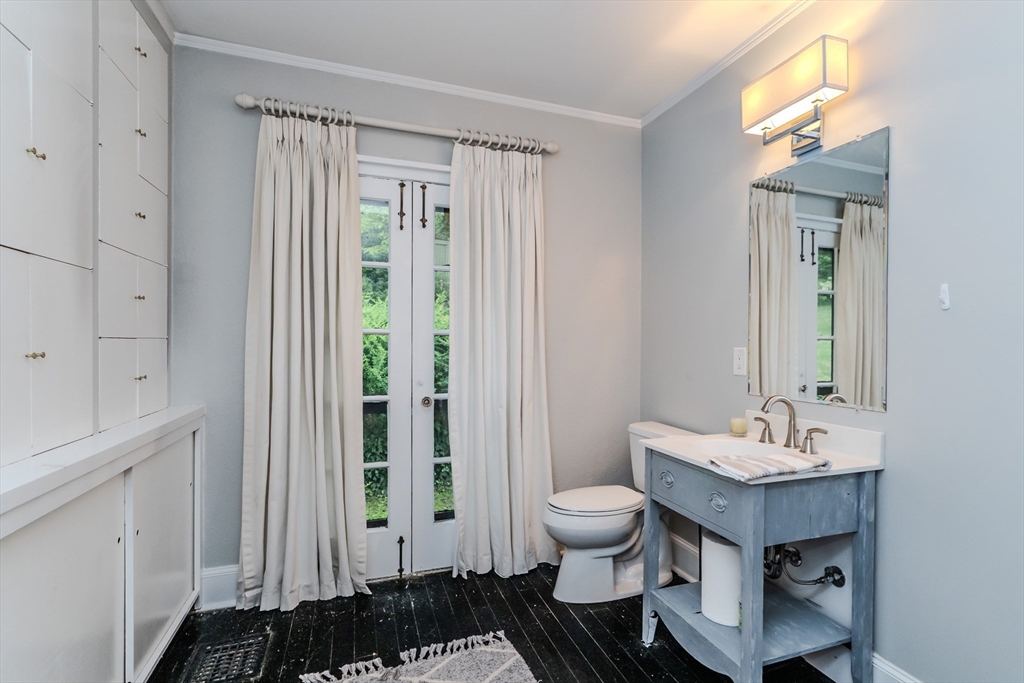 Holyoke, Massachusetts 01040, United States, 4 Bedrooms Bedrooms, ,3 BathroomsBathrooms,Residential,Active,131108