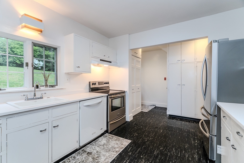 Holyoke, Massachusetts 01040, United States, 4 Bedrooms Bedrooms, ,3 BathroomsBathrooms,Residential,Active,131108