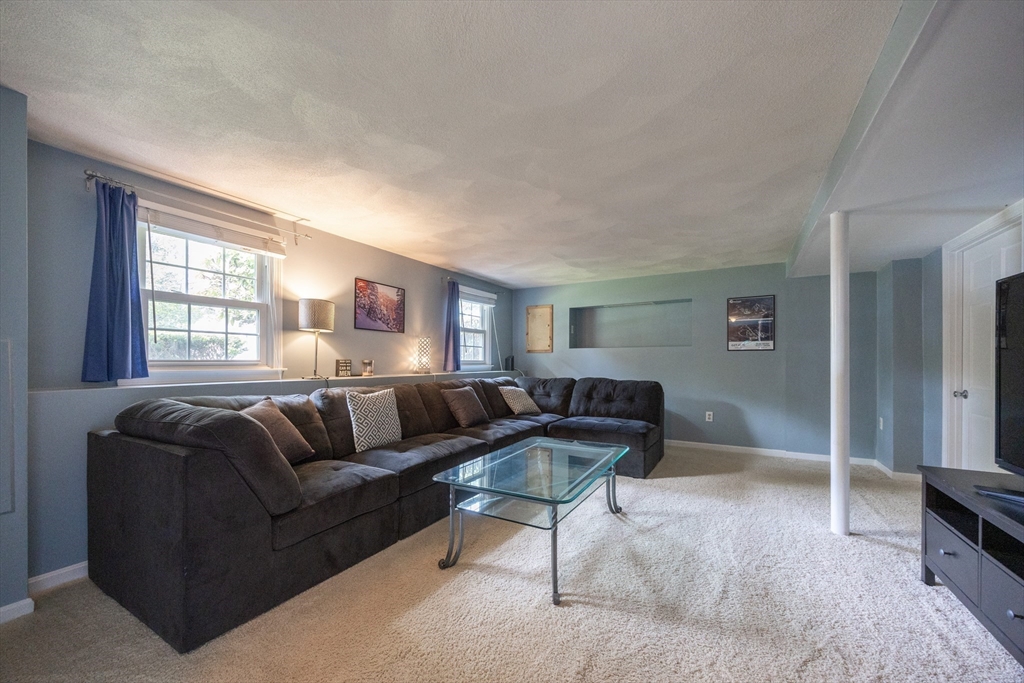 Attleboro, Massachusetts 02703, United States, 3 Bedrooms Bedrooms, ,1 BathroomBathrooms,Residential,Contingent,144964