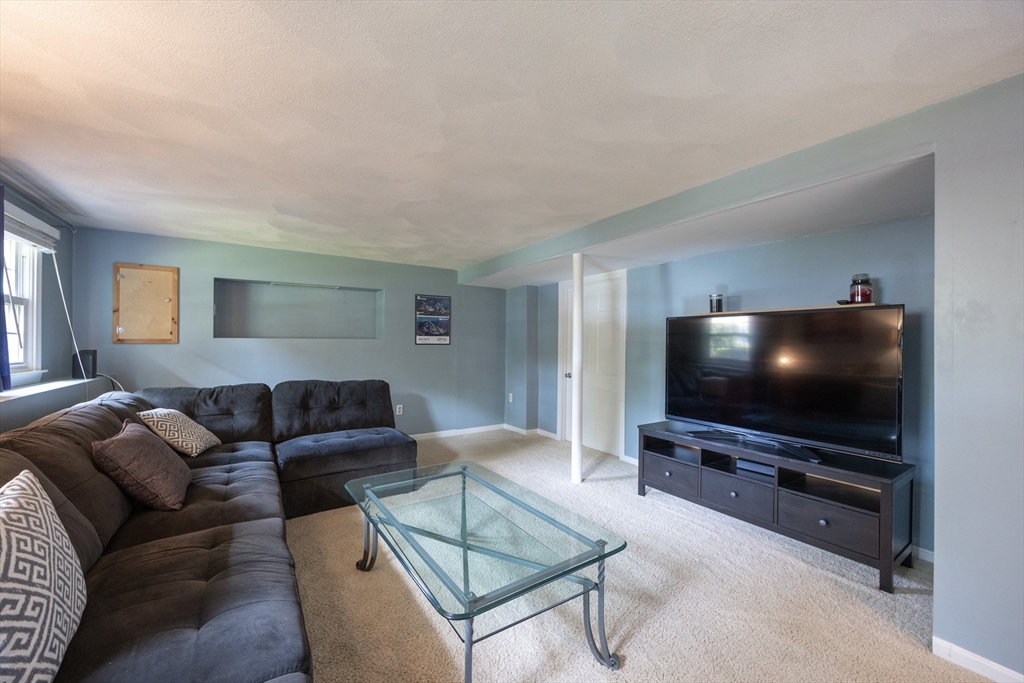 Attleboro, Massachusetts 02703, United States, 3 Bedrooms Bedrooms, ,1 BathroomBathrooms,Residential,Contingent,144964