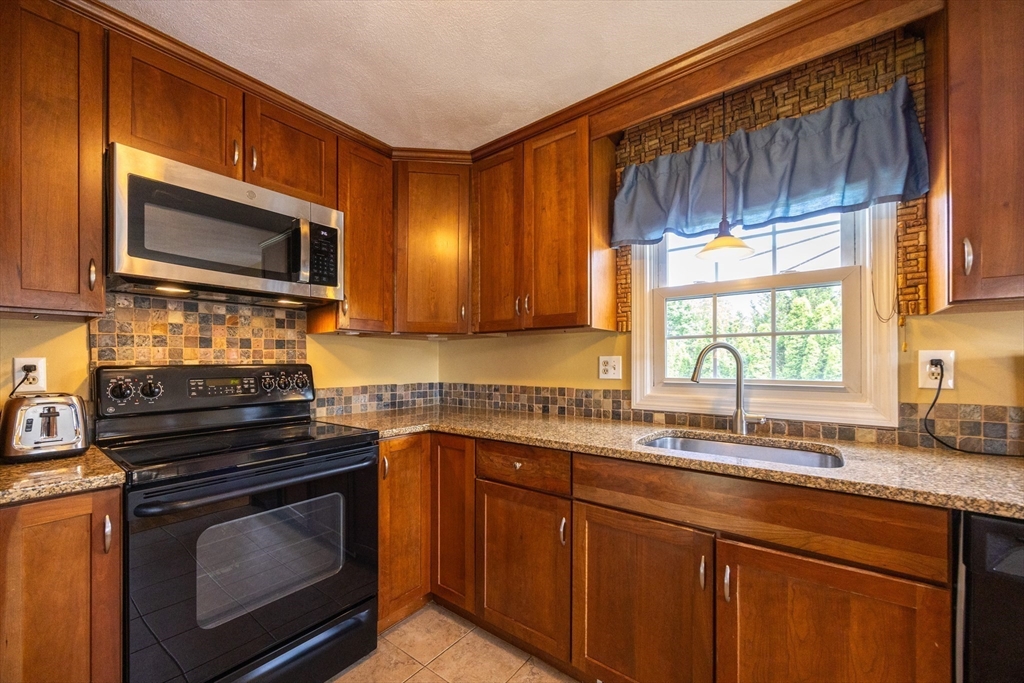 Attleboro, Massachusetts 02703, United States, 3 Bedrooms Bedrooms, ,1 BathroomBathrooms,Residential,Contingent,144964