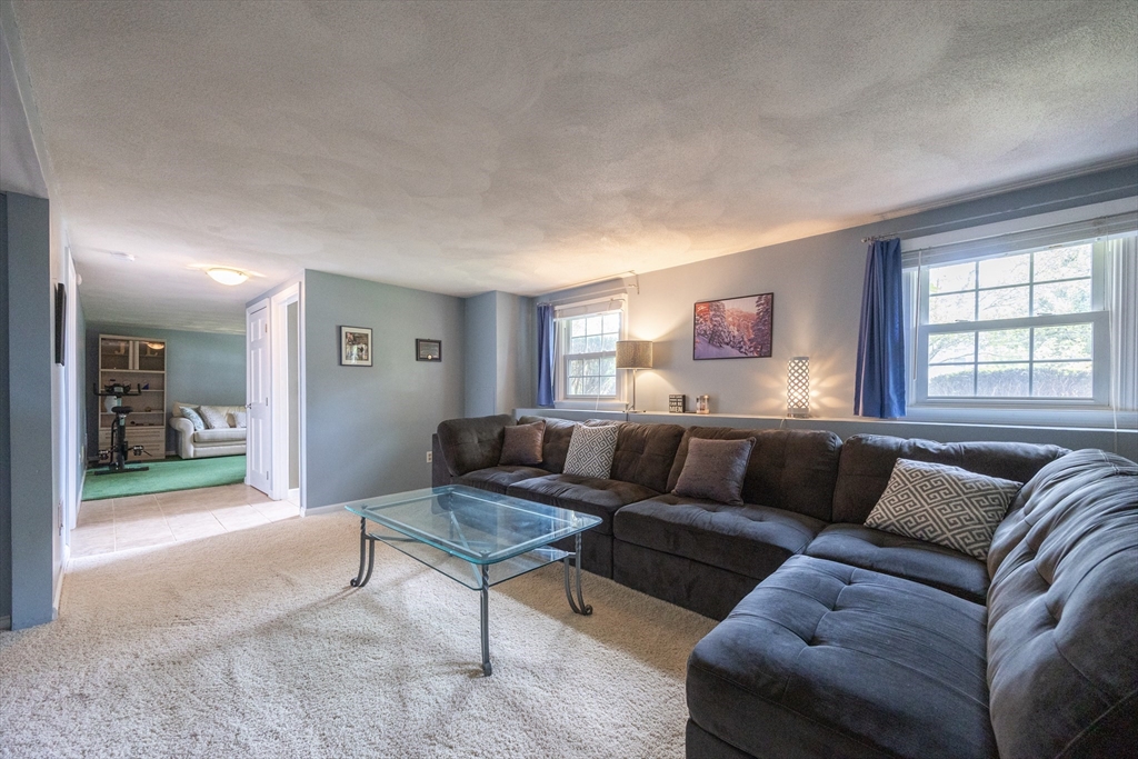 Attleboro, Massachusetts 02703, United States, 3 Bedrooms Bedrooms, ,1 BathroomBathrooms,Residential,Contingent,144964