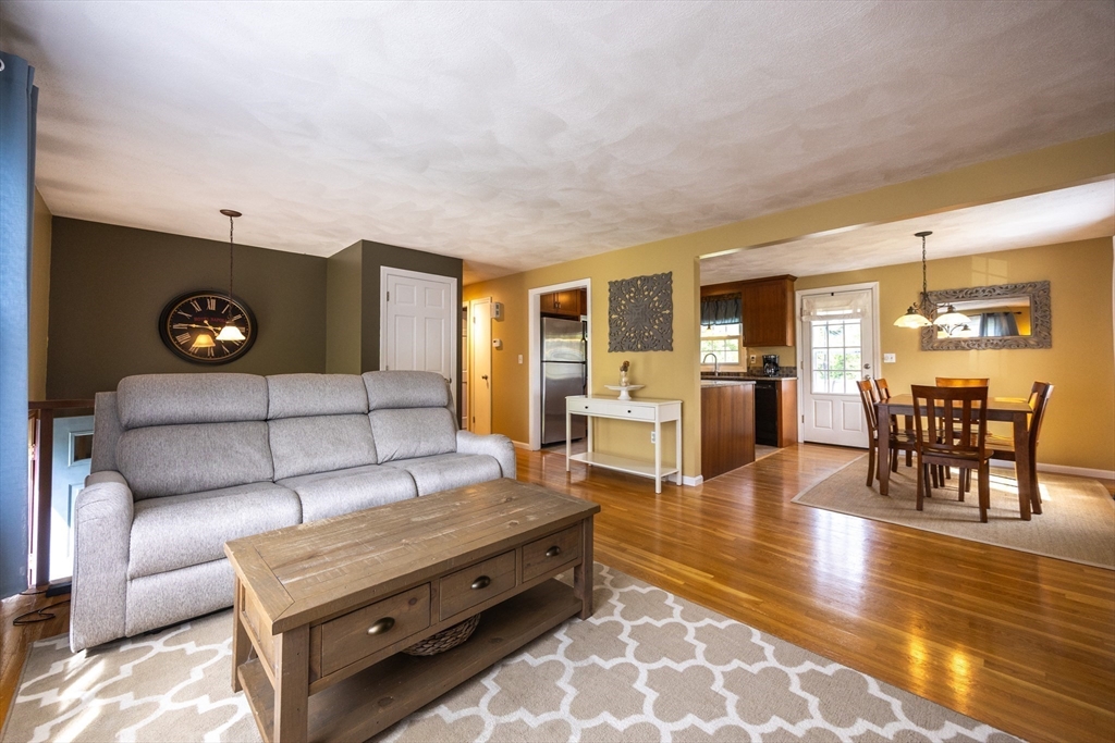 Attleboro, Massachusetts 02703, United States, 3 Bedrooms Bedrooms, ,1 BathroomBathrooms,Residential,Contingent,144964