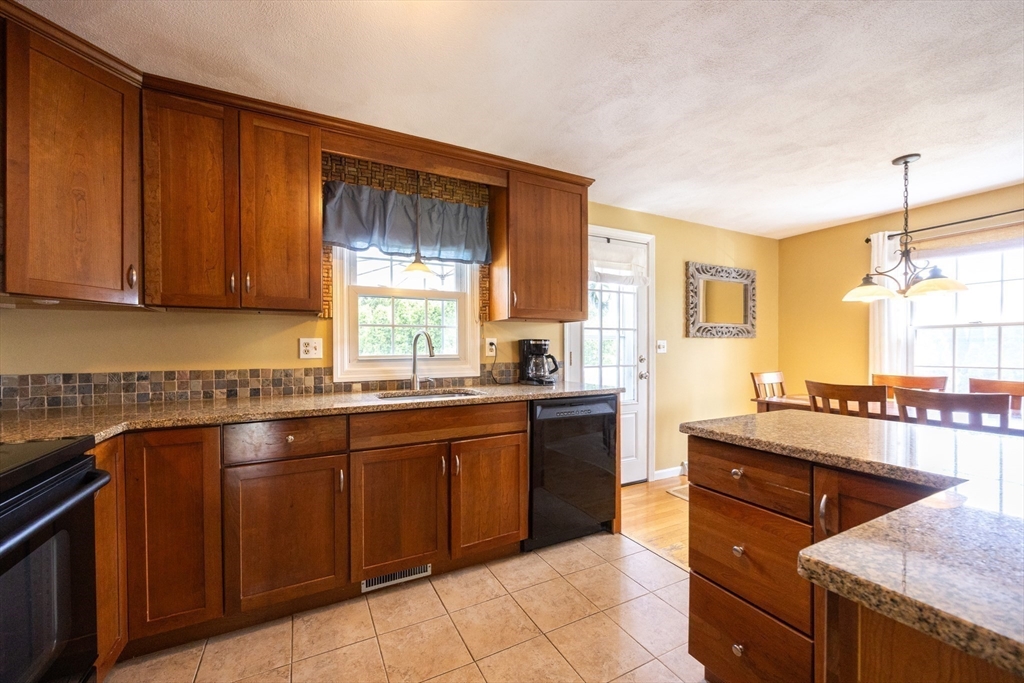 Attleboro, Massachusetts 02703, United States, 3 Bedrooms Bedrooms, ,1 BathroomBathrooms,Residential,Contingent,144964