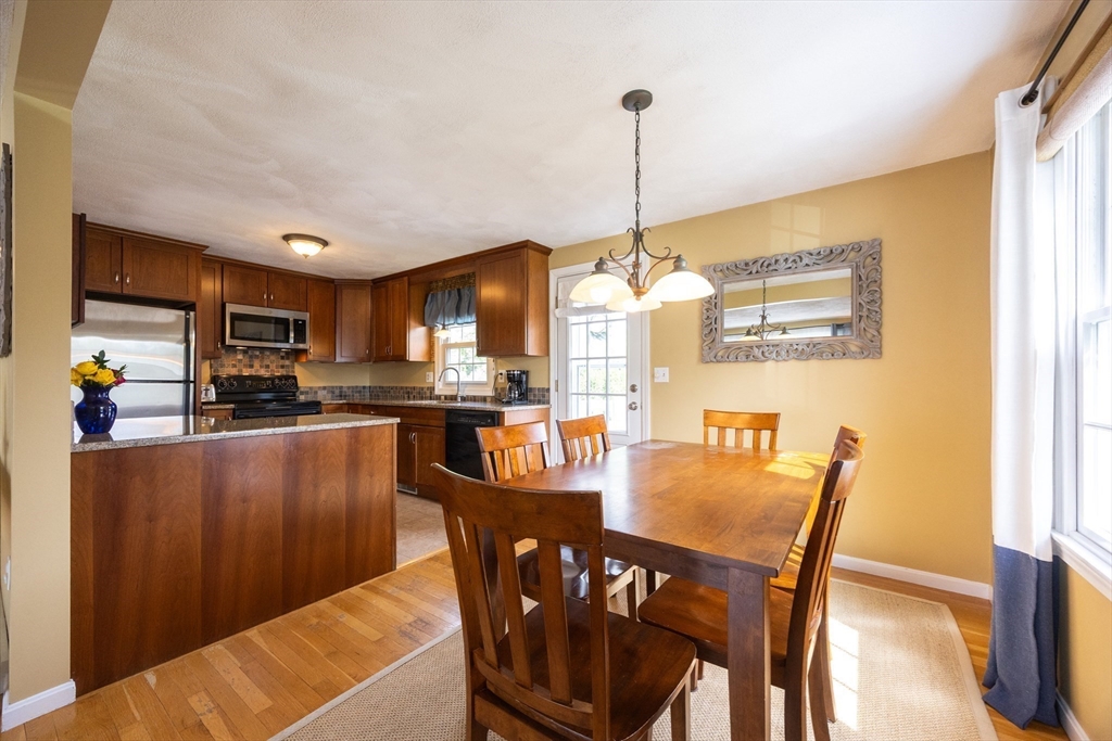 Attleboro, Massachusetts 02703, United States, 3 Bedrooms Bedrooms, ,1 BathroomBathrooms,Residential,Contingent,144964