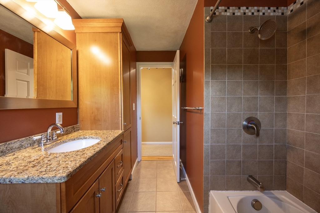 Attleboro, Massachusetts 02703, United States, 3 Bedrooms Bedrooms, ,1 BathroomBathrooms,Residential,Contingent,144964