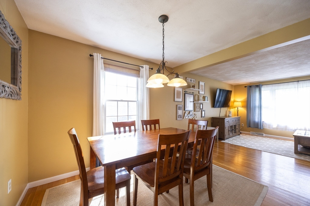 Attleboro, Massachusetts 02703, United States, 3 Bedrooms Bedrooms, ,1 BathroomBathrooms,Residential,Contingent,144964