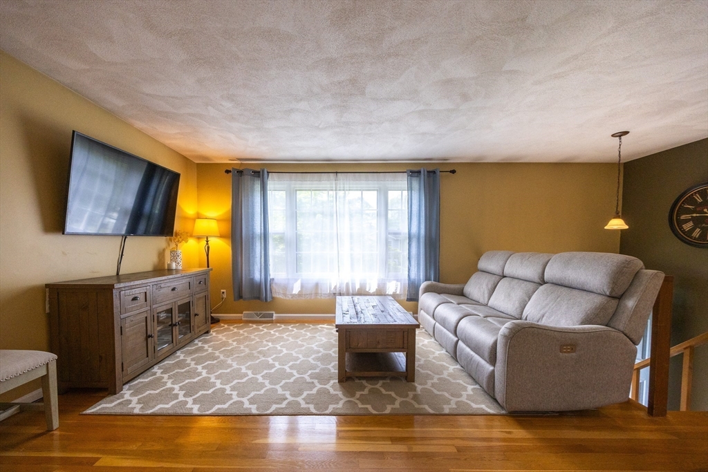 Attleboro, Massachusetts 02703, United States, 3 Bedrooms Bedrooms, ,1 BathroomBathrooms,Residential,Contingent,144964