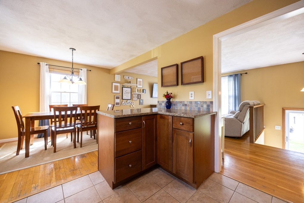 Attleboro, Massachusetts 02703, United States, 3 Bedrooms Bedrooms, ,1 BathroomBathrooms,Residential,Contingent,144964