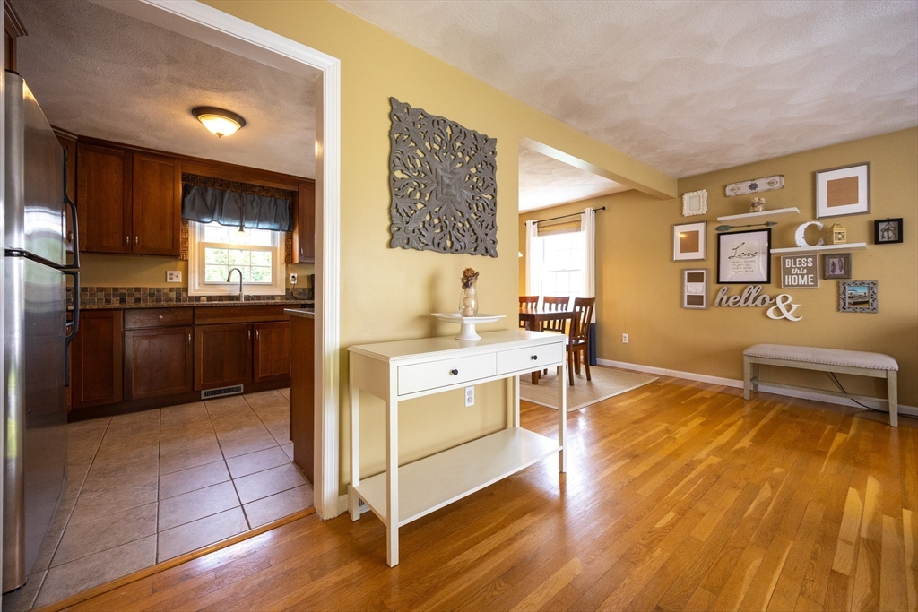 Attleboro, Massachusetts 02703, United States, 3 Bedrooms Bedrooms, ,1 BathroomBathrooms,Residential,Contingent,144964