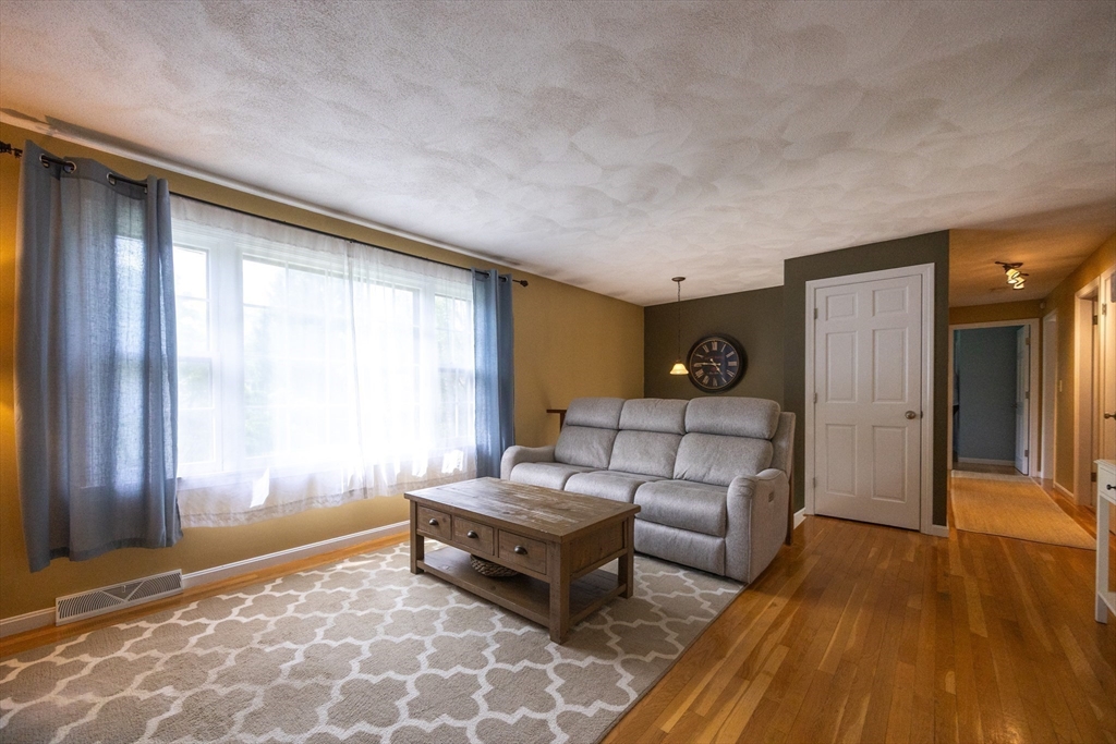 Attleboro, Massachusetts 02703, United States, 3 Bedrooms Bedrooms, ,1 BathroomBathrooms,Residential,Contingent,144964