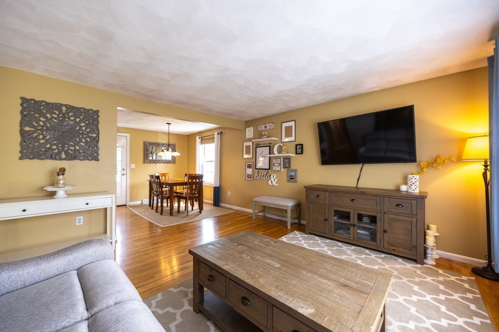 Attleboro, Massachusetts 02703, United States, 3 Bedrooms Bedrooms, ,1 BathroomBathrooms,Residential,Contingent,144964