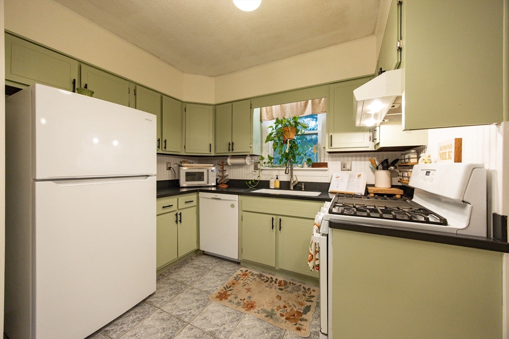 Chelmsford, Massachusetts 01863, United States, 3 Bedrooms Bedrooms, ,1 BathroomBathrooms,Residential,Active,234676