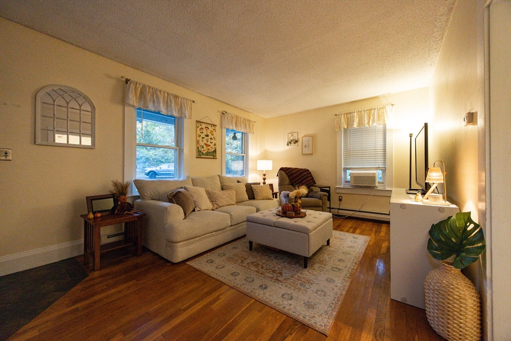 Chelmsford, Massachusetts 01863, United States, 3 Bedrooms Bedrooms, ,1 BathroomBathrooms,Residential,Active,234676