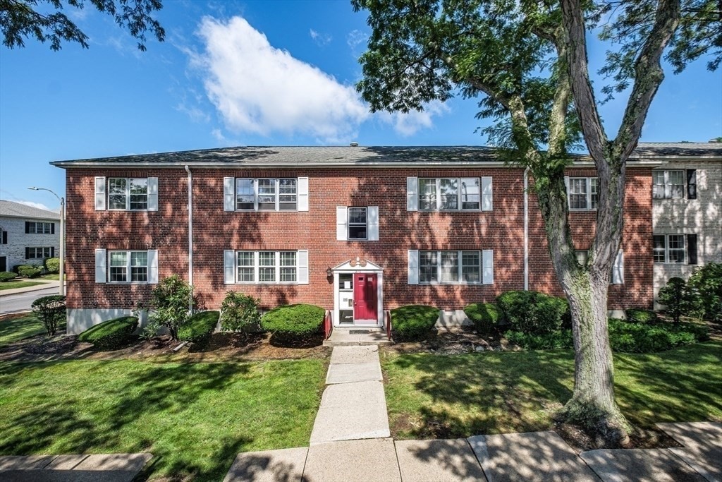 Click for 210 Lake Shore Road #3, Boston, MA slideshow