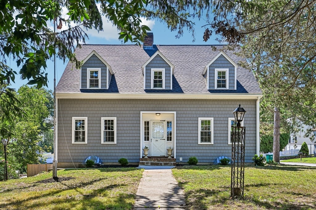 Photo of 254 Russell St, Woburn, MA