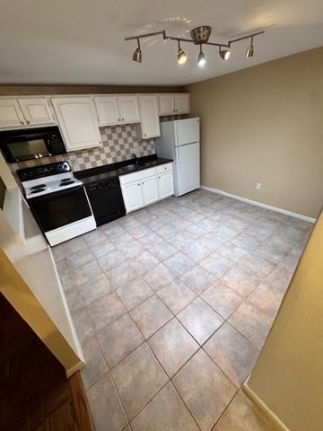 Gloucester, Massachusetts 01930, United States, 1 Bedroom Bedrooms, ,1 BathroomBathrooms,Residential,Active,161058