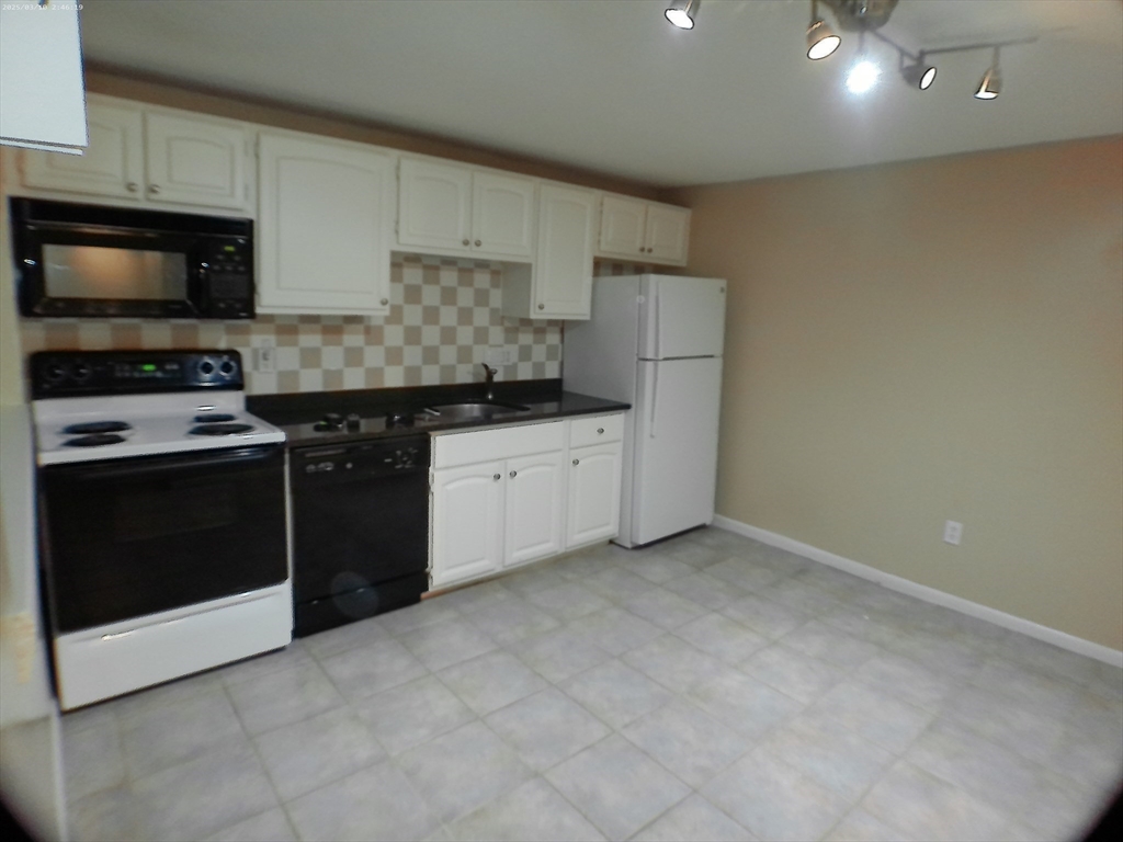 Gloucester, Massachusetts 01930, United States, 1 Bedroom Bedrooms, ,1 BathroomBathrooms,Residential,Active,161058