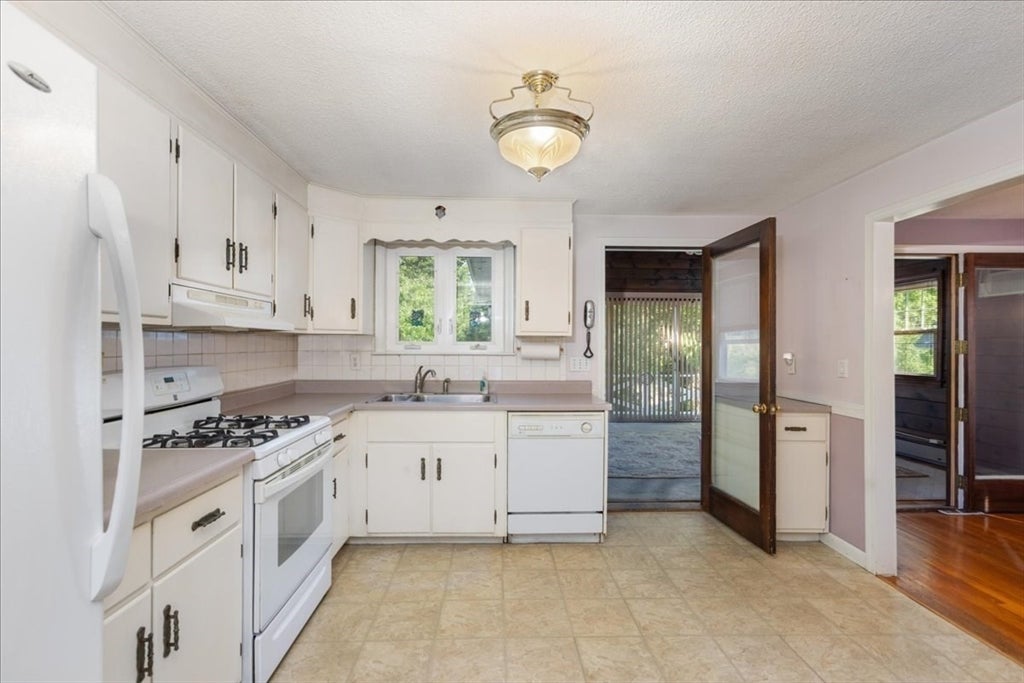 15 Blue Jay Avenue, Dracut, MA, 15 Blue Jay Avenue, Dracut, MA Photo #4