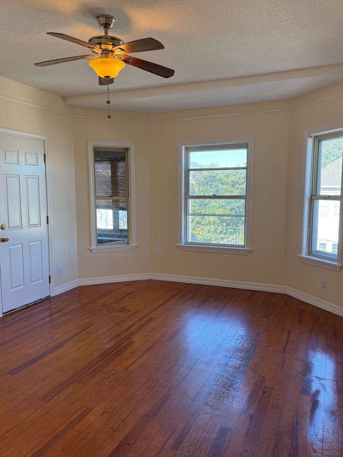 Click for 212-218 Lowell St #3W, Fall River, MA slideshow Click for 212-218 Lowell St #3W, Fall River, MA slideshow