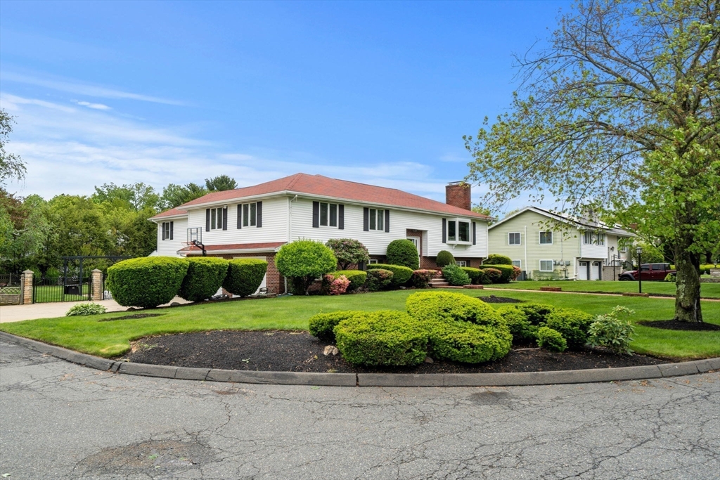 9 Indian Rock Dr