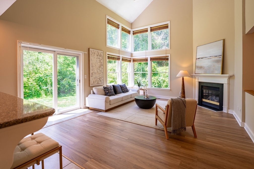 25 Livermore Ln 25