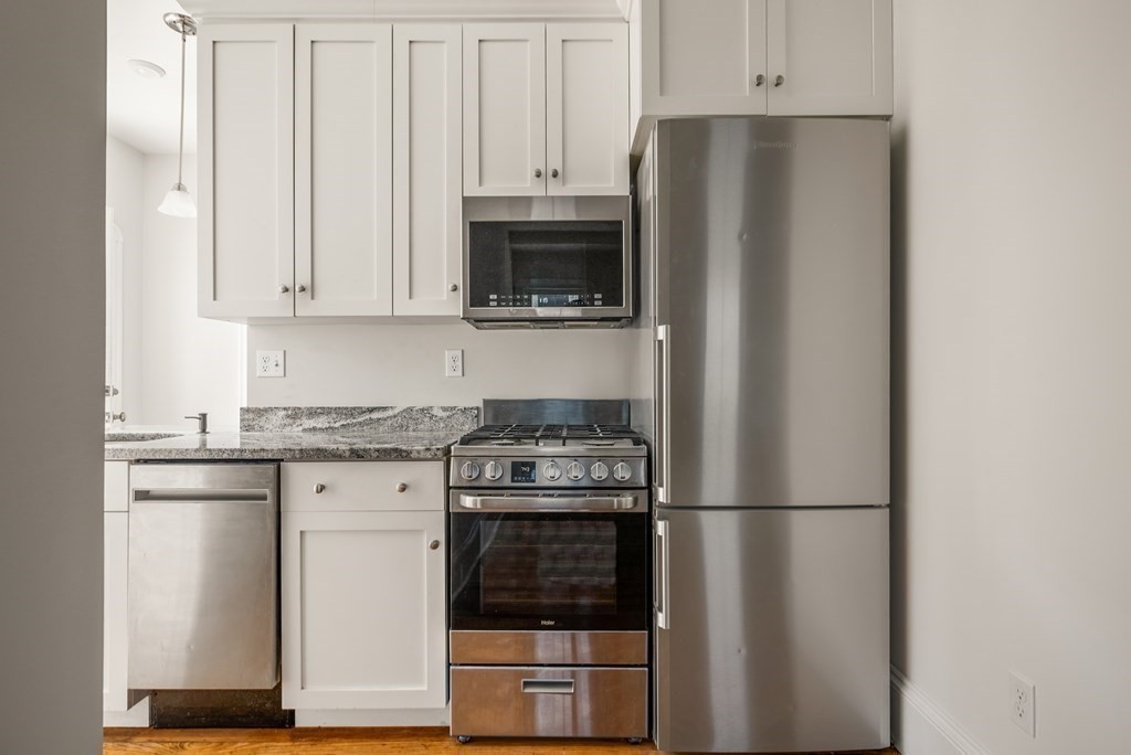 Everett, Massachusetts 02149, United States, 2 Bedrooms Bedrooms, ,1 BathroomBathrooms,Residential,Pending,125340