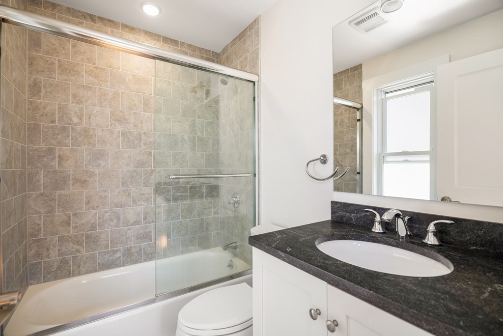 Everett, Massachusetts 02149, United States, 2 Bedrooms Bedrooms, ,1 BathroomBathrooms,Residential,Pending,125340