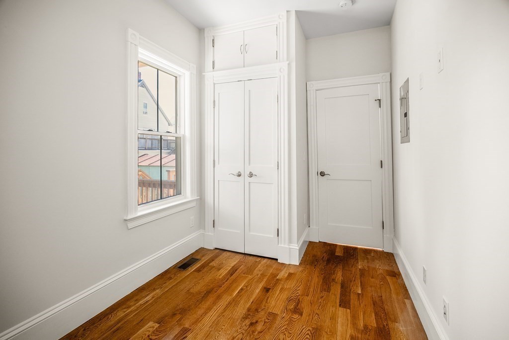 Everett, Massachusetts 02149, United States, 2 Bedrooms Bedrooms, ,1 BathroomBathrooms,Residential,Pending,125340