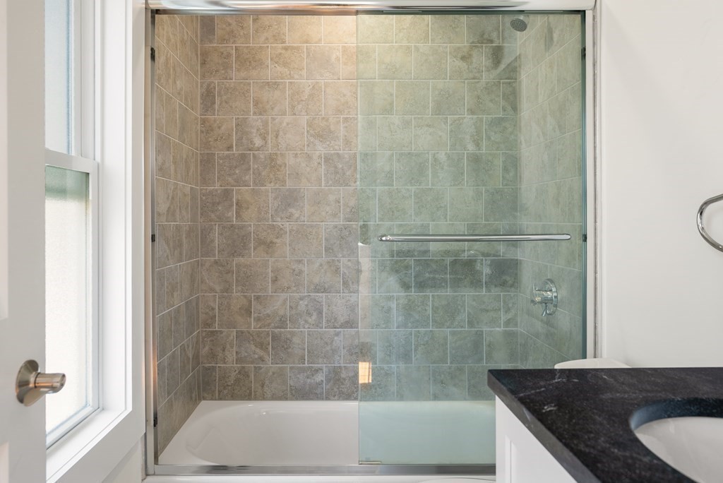 Everett, Massachusetts 02149, United States, 2 Bedrooms Bedrooms, ,1 BathroomBathrooms,Residential,Pending,125340