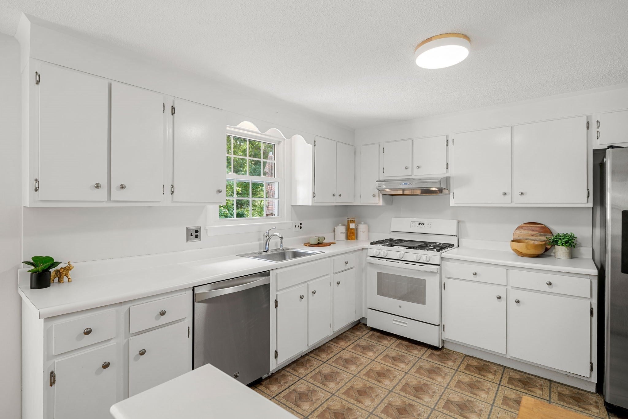 21 Freeport Dr, Burlington, MA, 21 Freeport Dr, Burlington, MA Photo #11