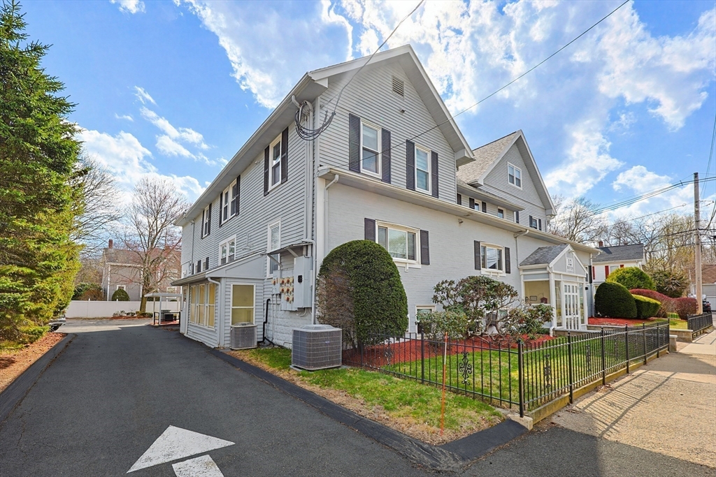 12 Benton St 4