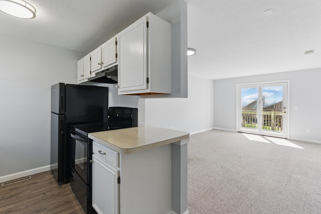 Chicopee, Massachusetts 01013, United States, 2 Bedrooms Bedrooms, ,2 BathroomsBathrooms,Residential,Pending,108211