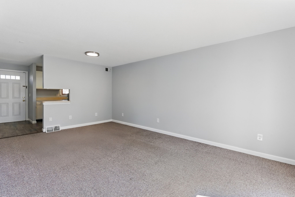 Chicopee, Massachusetts 01013, United States, 2 Bedrooms Bedrooms, ,2 BathroomsBathrooms,Residential,Pending,108211