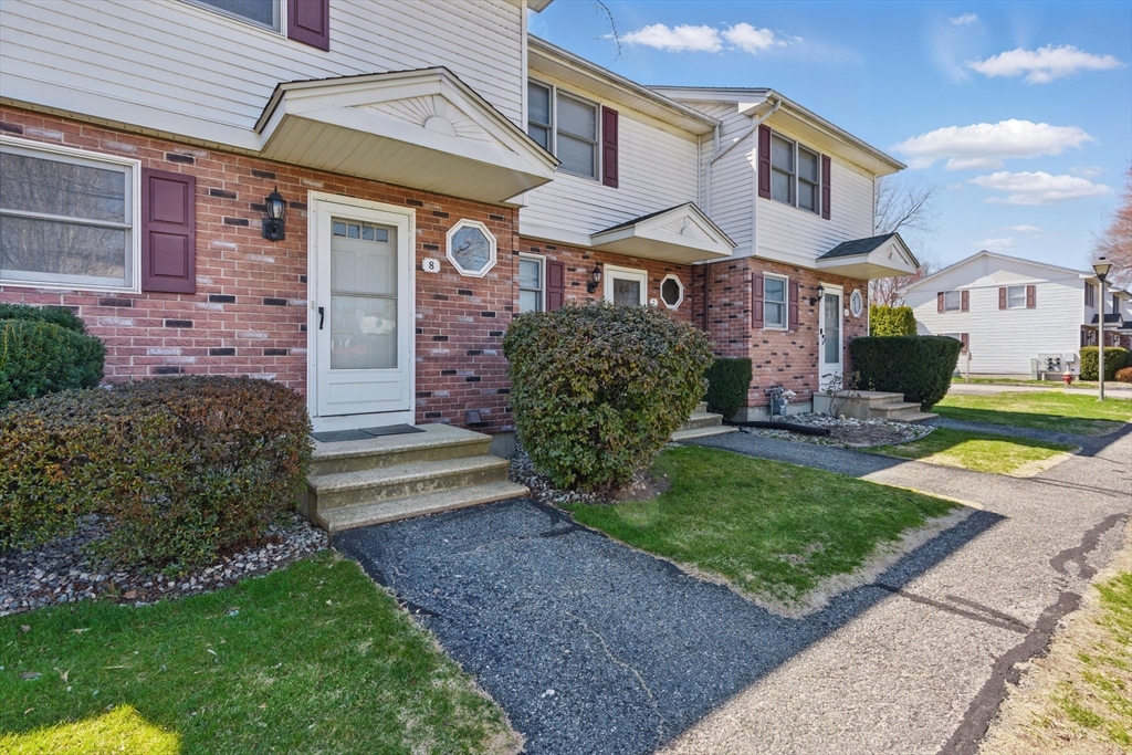 Chicopee, Massachusetts 01013, United States, 2 Bedrooms Bedrooms, ,2 BathroomsBathrooms,Residential,Pending,108211