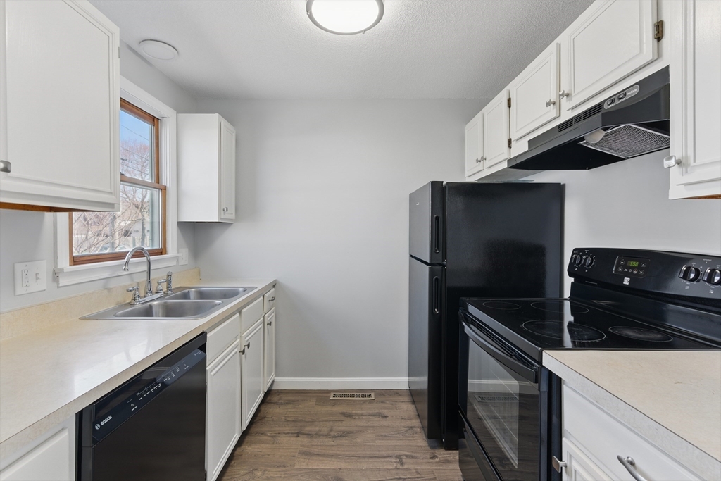 Chicopee, Massachusetts 01013, United States, 2 Bedrooms Bedrooms, ,2 BathroomsBathrooms,Residential,Pending,108211