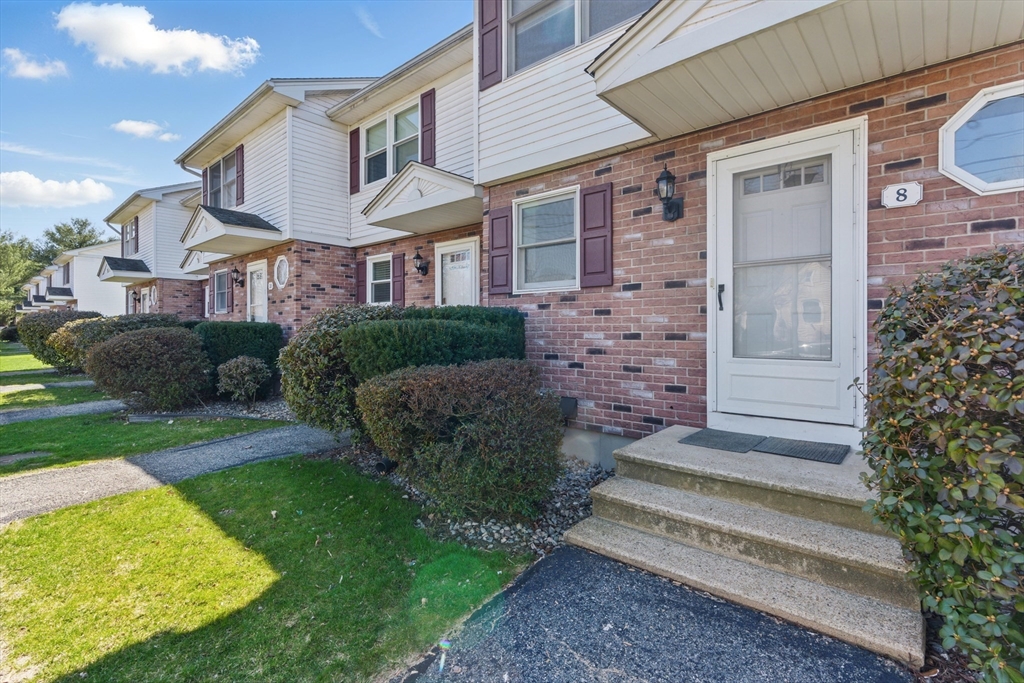 Chicopee, Massachusetts 01013, United States, 2 Bedrooms Bedrooms, ,2 BathroomsBathrooms,Residential,Pending,108211