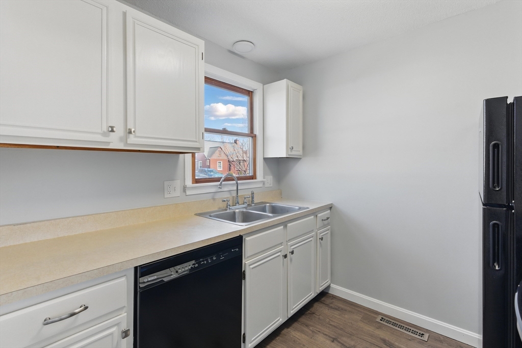 Chicopee, Massachusetts 01013, United States, 2 Bedrooms Bedrooms, ,2 BathroomsBathrooms,Residential,Pending,108211