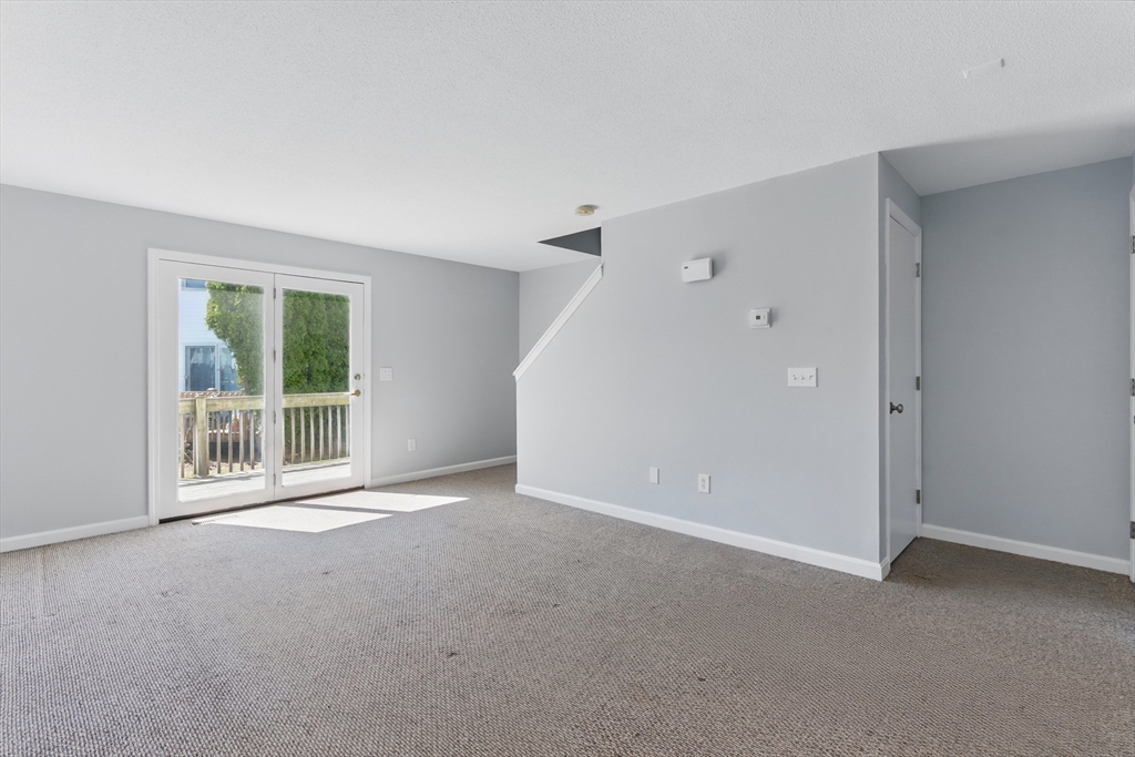 Chicopee, Massachusetts 01013, United States, 2 Bedrooms Bedrooms, ,2 BathroomsBathrooms,Residential,Pending,108211