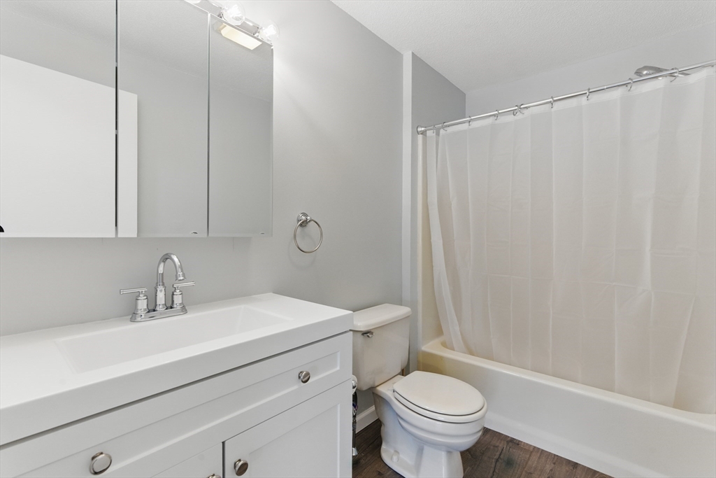 Chicopee, Massachusetts 01013, United States, 2 Bedrooms Bedrooms, ,2 BathroomsBathrooms,Residential,Pending,108211