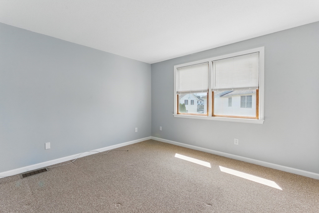 Chicopee, Massachusetts 01013, United States, 2 Bedrooms Bedrooms, ,2 BathroomsBathrooms,Residential,Pending,108211