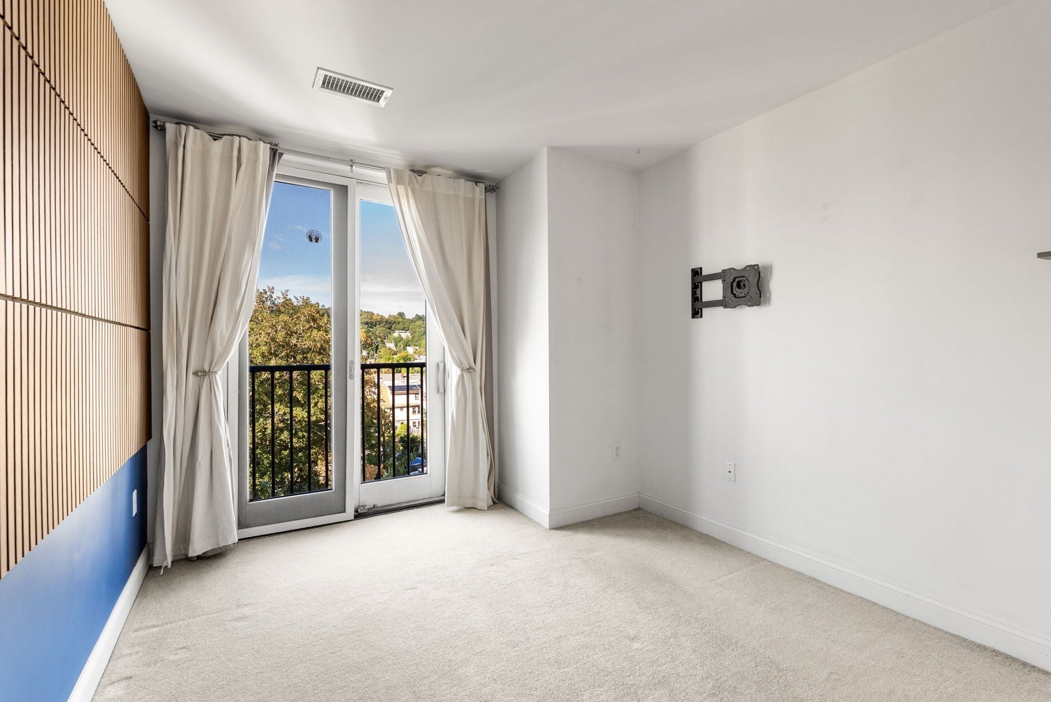 327 Centre St 206B