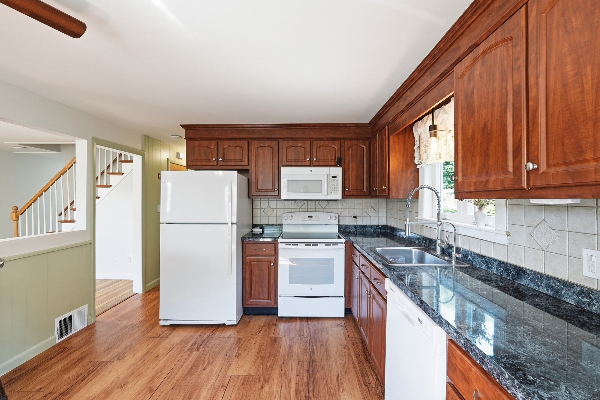 12 Waterman Rd, Auburn, MA, 12 Waterman Rd, Auburn, MA Photo #6