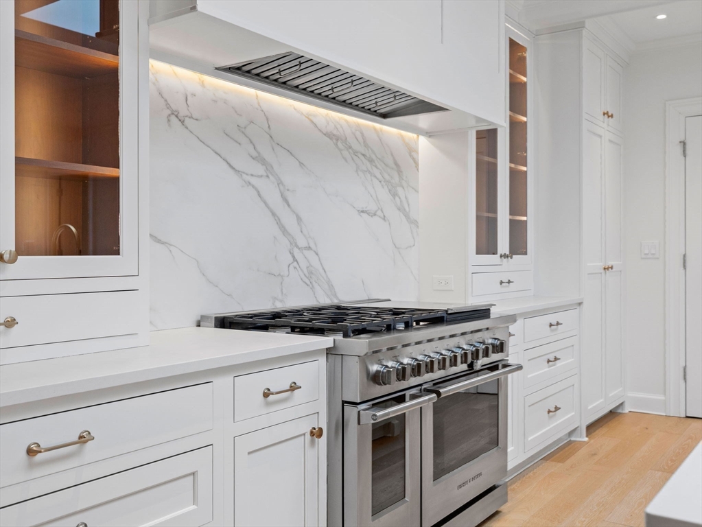 37 Farragut Rd PH8